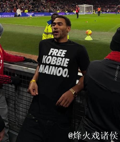 梅努哥哥现身梦剧场穿“放梅努离队”T恤引热议 梅努哥哥现身梦剧场穿“放梅努离队”T恤引热议